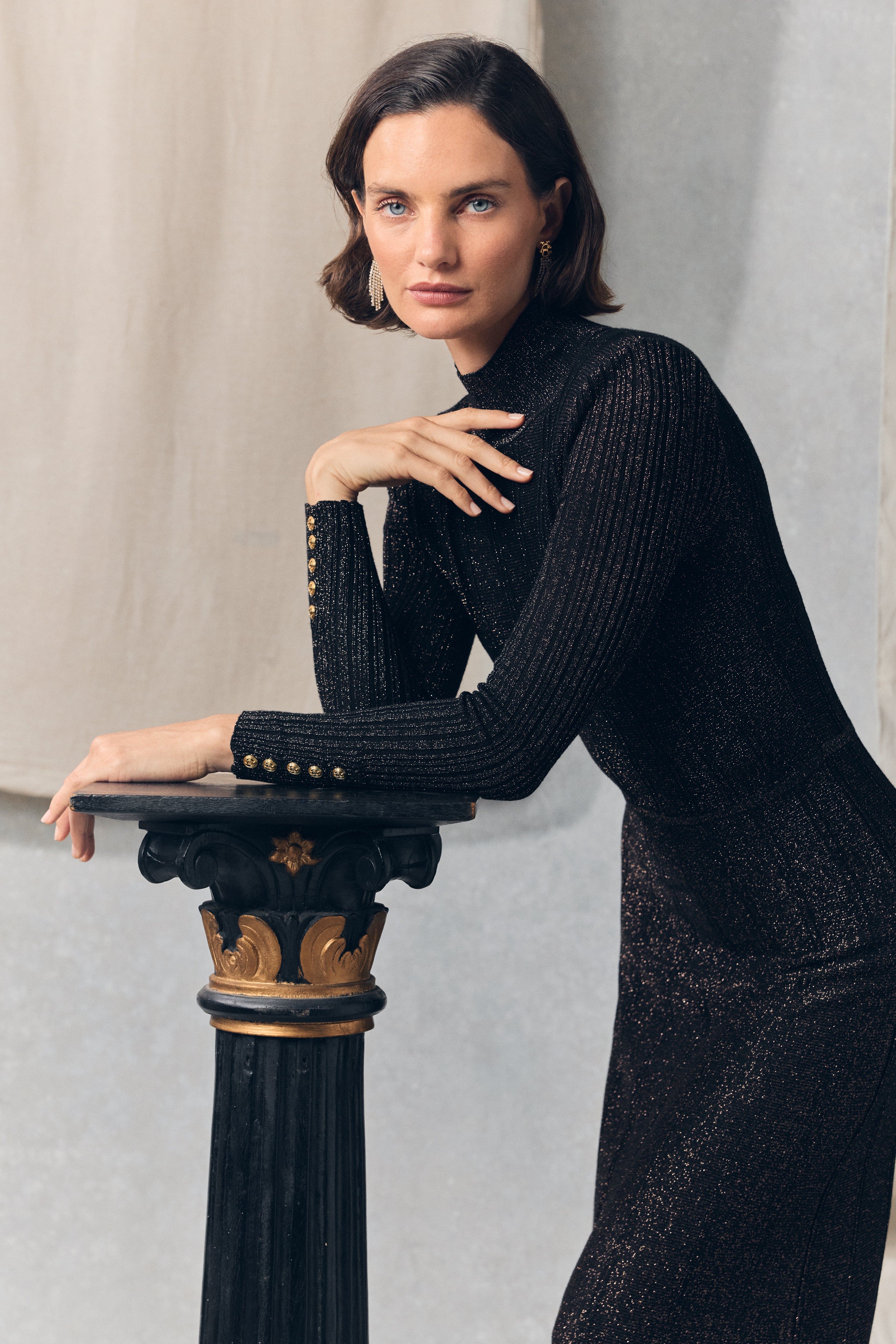 DressBlack 高級 ロングドレス 光沢 ベルベット 黒 ブロンズゴールド Belmont Maxi Dress (Black Bronze) – Holland Cooper ®