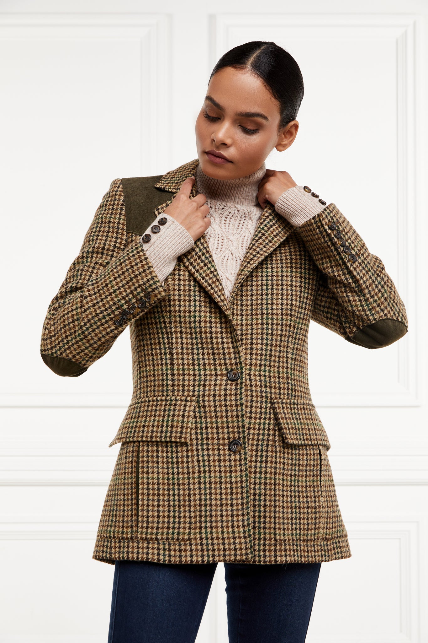 womens classic slim fit single breasted blazer in green tan and brown houndstooth tweed with lower patch pockets with concealed button flap contrast khaki suede shoulder gun patch with elbow patches and horn button finish on cuffs and front