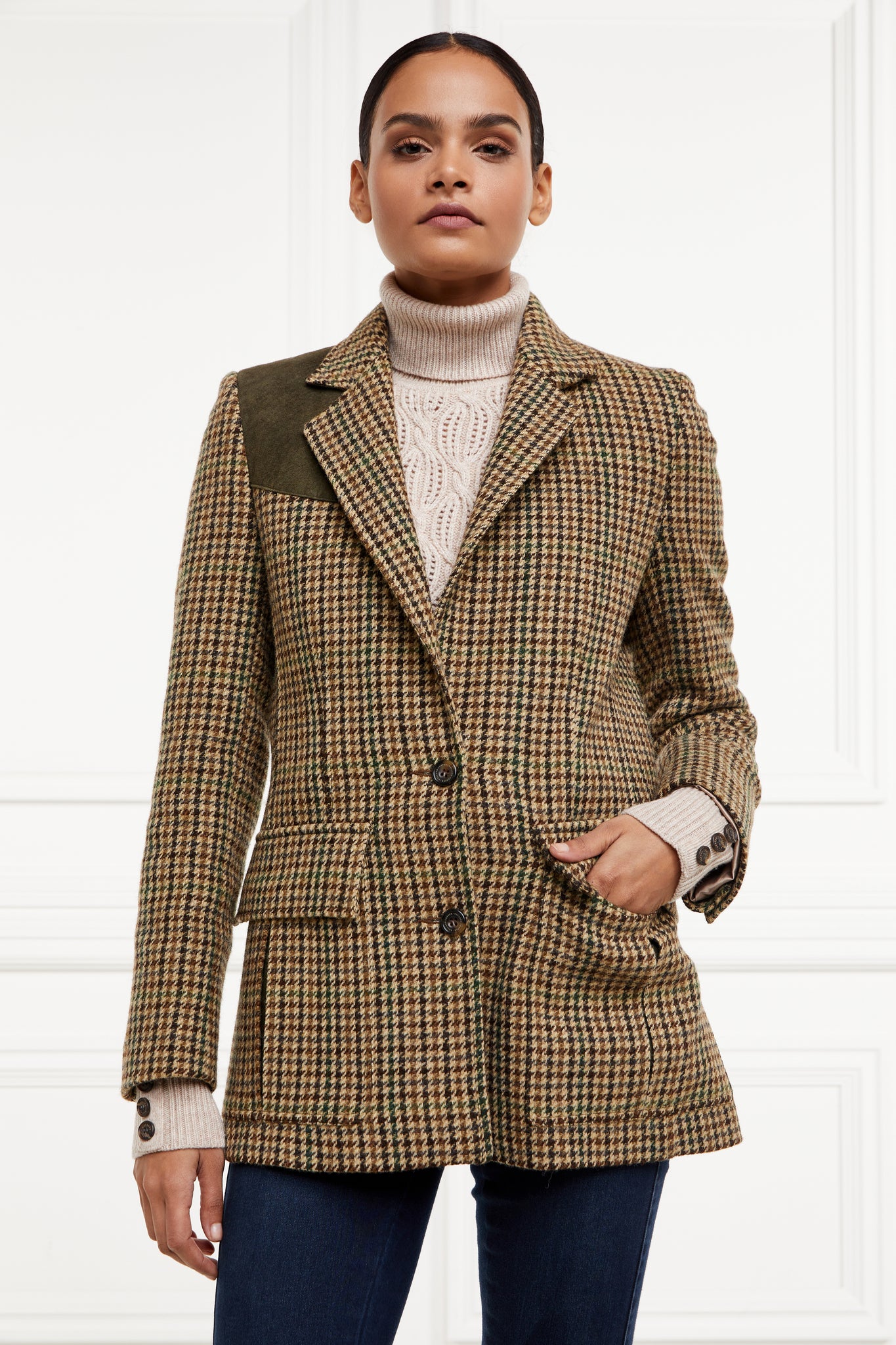 womens classic slim fit single breasted blazer in green tan and brown houndstooth tweed with lower patch pockets with concealed button flap contrast khaki suede shoulder gun patch with elbow patches and horn button finish on cuffs and front