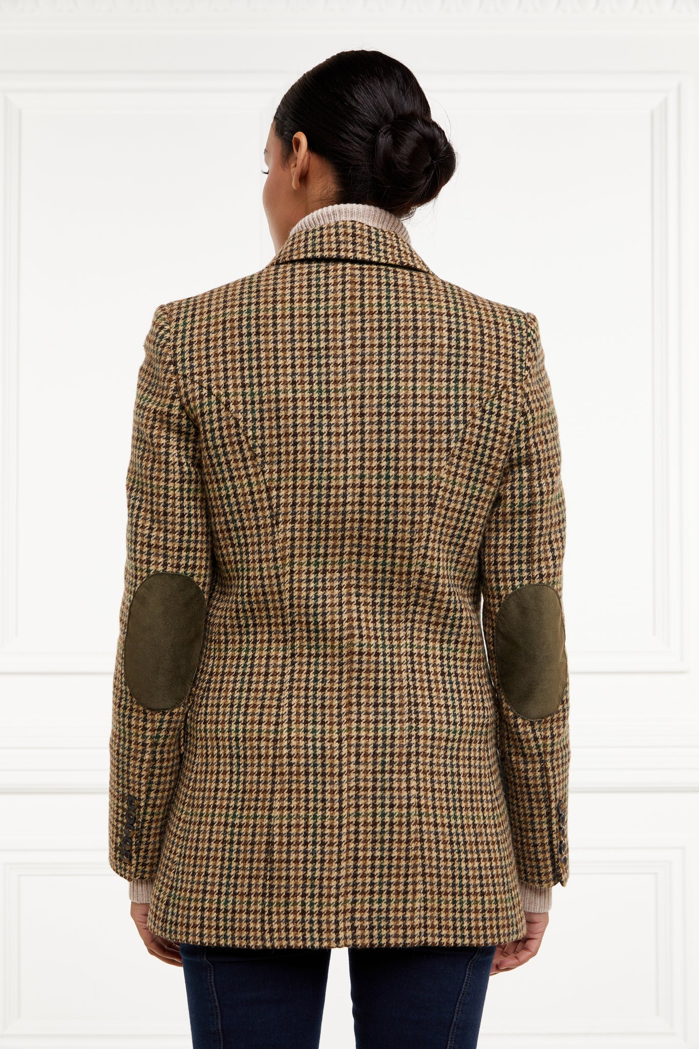 back of womens classic slim fit single breasted blazer in green tan and brown houndstooth tweed with lower patch pockets with concealed button flap contrast khaki suede shoulder gun patch with elbow patches and horn button finish on cuffs and front