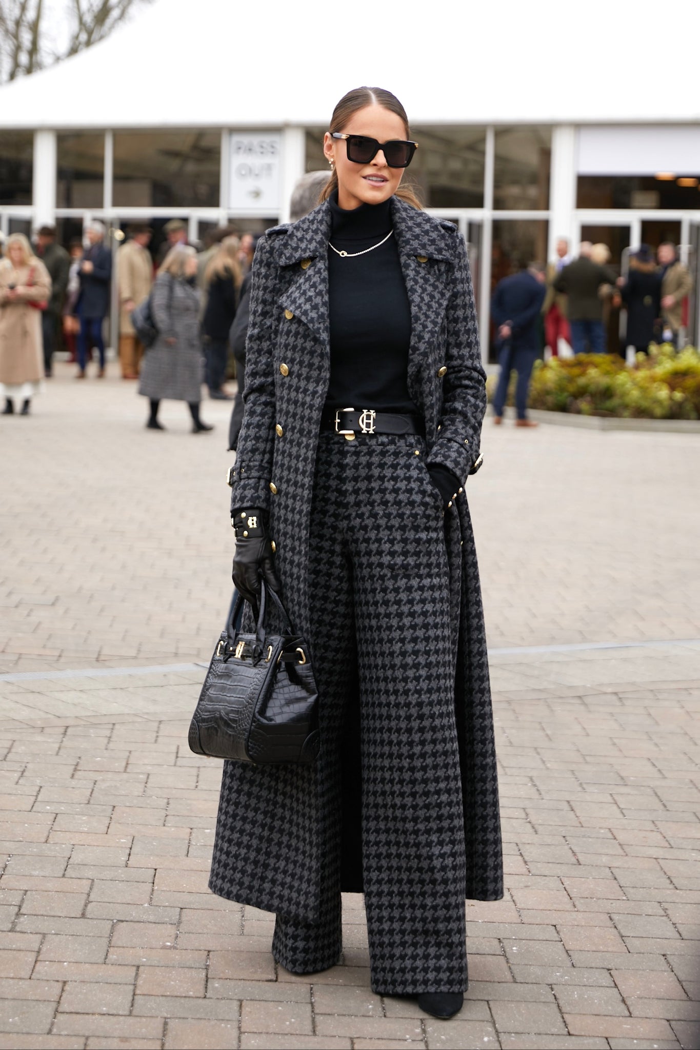 Jade's Charcoal Houndstooth Look (Charcoal Houndstooth)